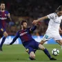 Madridski As o subotnjoj utakmici piše o tome da Carlo Ancelotti ima anti-Flick plan, odnosno ideju kako zaustaviti momčad Hansa Flicka u 90 subotnjih minuta. Podsjećajući na to da je Real slavio u posljednja četiri službena El Clasica, navodi se da taj plan uključuje nužnu suradnju Kyliana Mbappea i Viniciusa Juniora i njihovu brzinu pred Barceloninim golom. Što se tiče ove fotografije, ovo je jedan od obračuna Luke i Messija. 