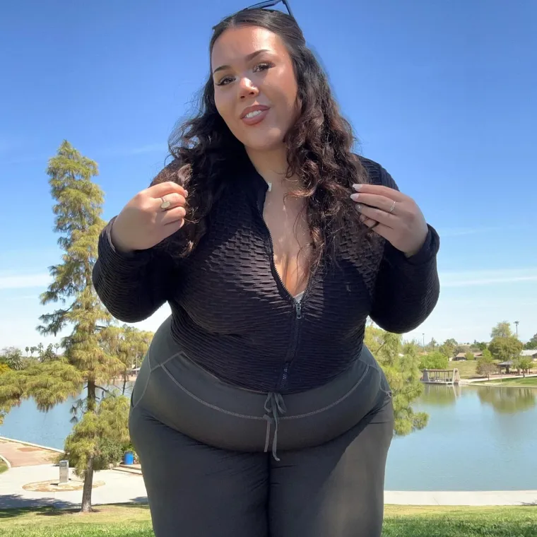 
Iako ima 150 kilograma, Julia Sena ističe da je to ni najmanje ne sprječava u uživanju u društvu i druženjima.