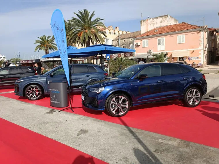 Na sajmu su izloženi i automobili, iako izgledaju bljedunjavu pored jahti