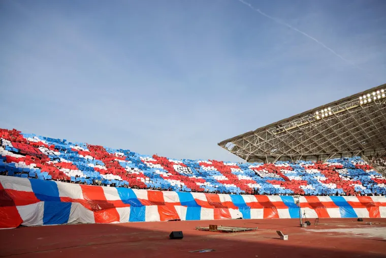 Torcida je jednom prilikom digla koreografiju, pa nakon toga pobacala niz topovskih udara. 