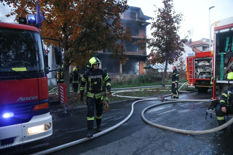 Zagrebački su nam vatrogasci potvrdili da je požar na kući buknuo u Trakošćanskoj ulici u Sesvetama. Dojavu o buktinji u napuštenoj dvokatnici dobili su nekoliko minuta prije 17 sati. Naveli su da su bile ugrožene i okolne kuće.