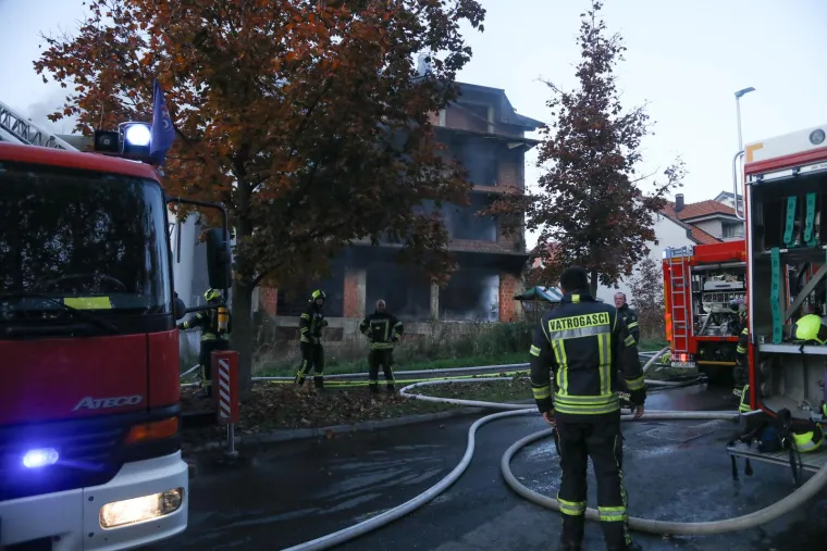 Požar je krenuo iz prizemlja i dosegao razinu trećega kata. Zahvaćena je i fasada kuće u blizini te dio krovišta, dodaju.
