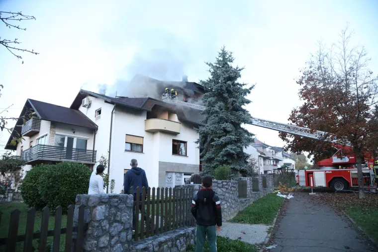 S vatrom se bori deset vatrogasaca koji su na intervenciju izašli s tri vozila.