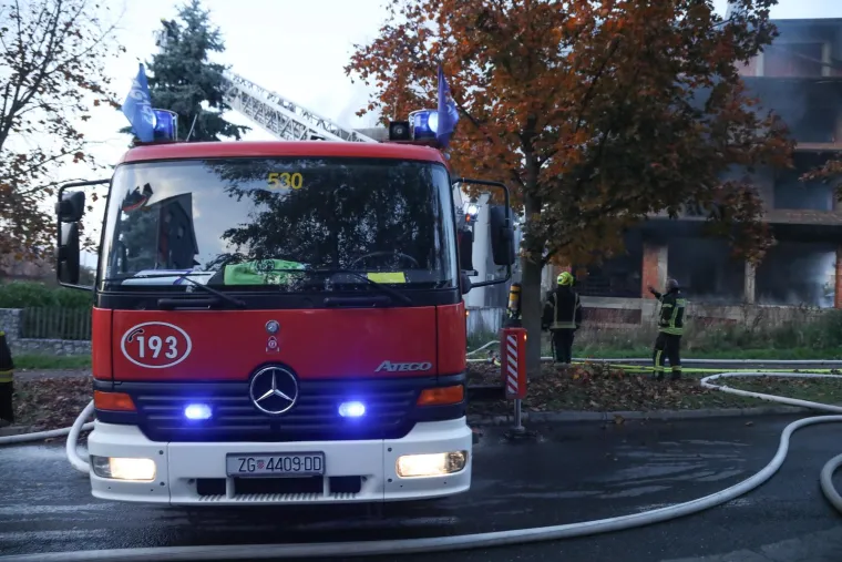 Pogledajte slike goleme buktinje koja je zahvatila kuću u Sesvetama: 'Ljudi su se uspaničili'