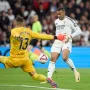 Mbappe je furotno krenuo ali više je bio u zaleđu nego izvan njega. Čak su mu dva pogotka poništena zbog nedozvoljene pozicije.