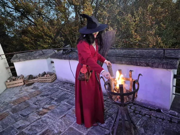 &apos;Htjeli smo posjetiteljima upriličiti nezaboravni doživljaj koji kombinira i edukativne sadržaje kroz koje mogu učiti o zmajevima, vampirima i ostalim neobičnim bićima. Za taj dio su se pobrinuli naši vrsni predavači znanstvenici. Imamo i zabavnu komponentu s kazališnim predstavama, glazbom, a tu je i ‘Družba vitezova zlatnog kaleža’ koji su specijalno za ovu priliku osmislili dvoboje nadnaravnih bića – vitezova, duhova i vještica. Tu nam je i Barbara Celjska koja je inače u povijesti poznata kao ‘crna kraljica’ zbog neprijateljskog odnosa prema svojim podanicima&apos;, otkrila je ravnateljica Horjan. 