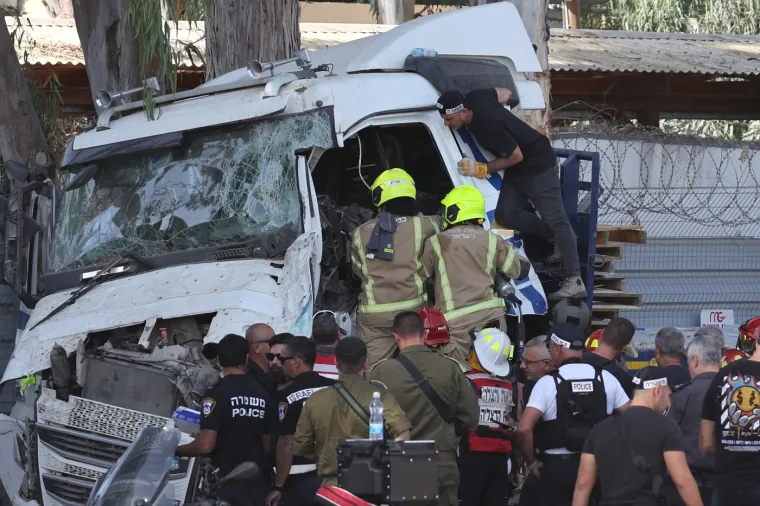Stanica se nalazi na izlazu iz vojne baze u Ramat Asharonu, u središnjem Izraelu.