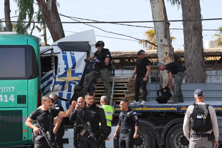 Stravični prizori stižu iz Izraela: Naoružani civili likvidirali vozača koji se zaletio u stanicu punu ljudi