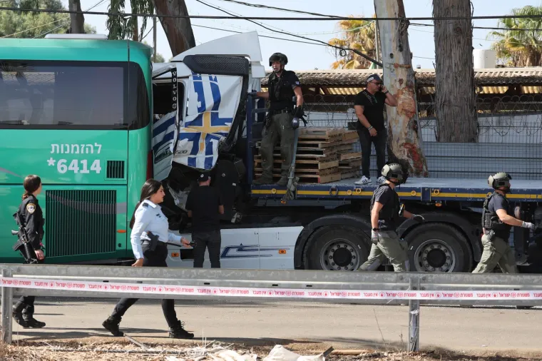 Stravični prizori stižu iz Izraela: Naoružani civili likvidirali vozača koji se zaletio u stanicu punu ljudi