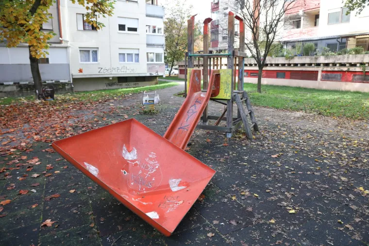 &apos;Dolaskom policijskih službenika na adresu Travanjska ulica utvrđeno je da je za sada nepoznati počinitelj aktivirao jače pirotehničko sredstvo u parku pri čemu je došlo do oštećenja drvene penjalice s toboganom&apos;, navode iz policije.