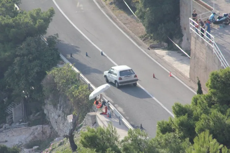 Kao i uz stazu kako bi pazili na moguća izlijetanja i nesreće