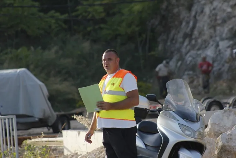 Uz redare tu su i suci koji provjeravaju prolaze li vozači vrata na regularan način. 