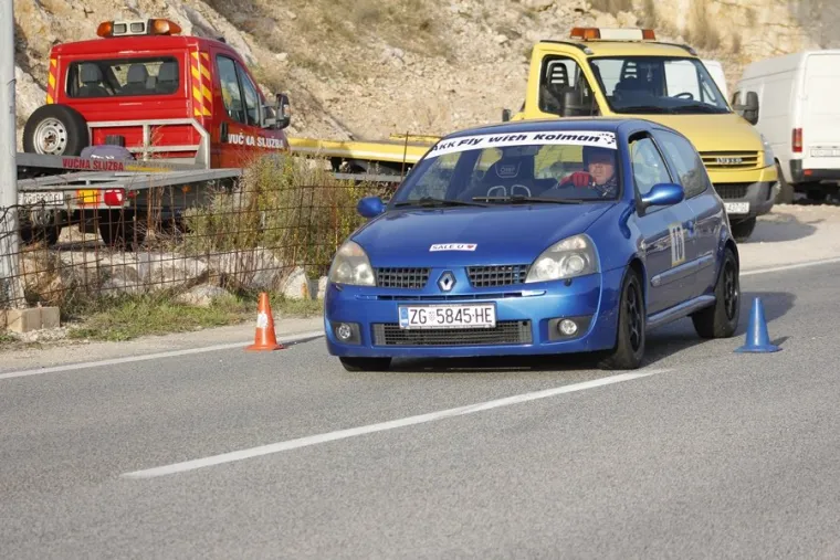 Kako možete vidjeti na ovoj slici vozačima je osigurana i vuča u slučaju teže nesreće.
