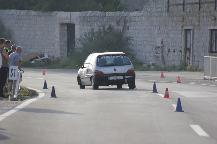 U Dubrovniku se održava hrvatsko prvenstvo u autoslalomu, pogledajte vozače i njihove limene ljubimce
