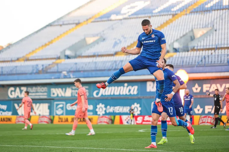 Dinamo je poveo u 18. minuti golom Marka Pjace, ali je do odmora Osijek okrenuo rezultat na svoju stranu. Strijelci su bili Arnel Jakupović u 22. i Roko Juri&scaron;ić u 40. minuti. Novi gol je Pjaca zabio u 52. minuti, tada za 2-2, ali su opet uslijedila dva gola Osijeka. Hernani je u 54. postigao pogodak za 3-2, a Jakupović je realizirao jedanaesterac u 88. minuti za 4-2. Ovdje je Pjaca slavio gol, visoko je skočio u zrak.