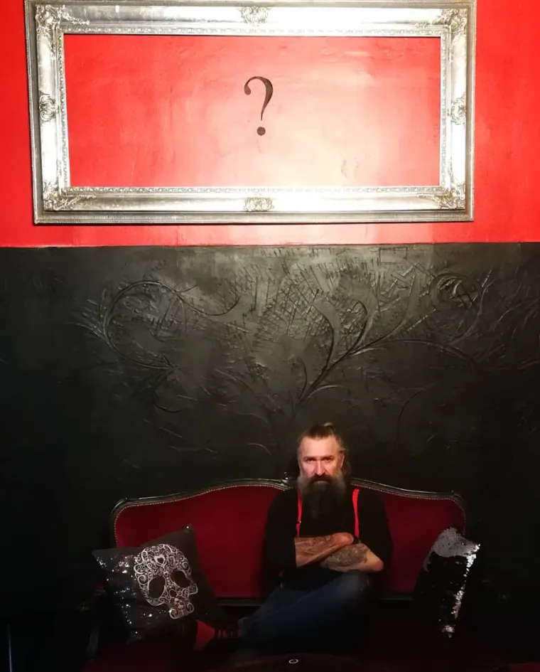 Od 2016. godine živi u Stockholmu, zajedno sa suprugom Mirelom i djecom. Otvorio je i vlastiti salon. Budući da mu je velika strast i slikanje, otvorio je i umjetničku galeriju Art arrow.