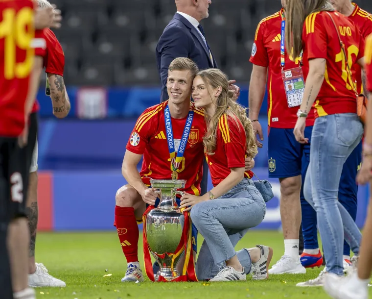 &quot;Bila sam previše sramežljiva da isključim televiziju, kako ne bi pomislili da se ne mogu nositi s tim. Svi smo sjedili na kauču i gledali to, osjećala sam se kao u petom razredu kad su dečki puštali pornofilmove na kućnim zabavama&quot;, otkrila je Laura, koju je Olmo upoznao u Njemačkoj dok je igrao za Leipzig.