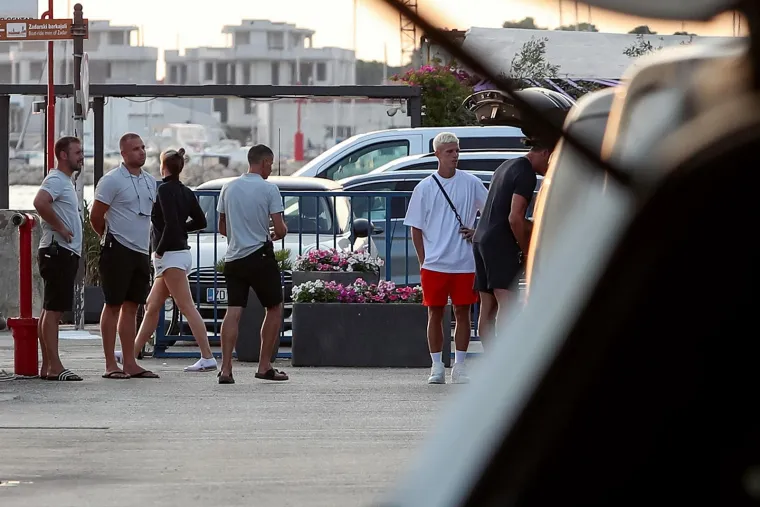 Olmova djevojka zaglavila s njegovim suigračima: 'Bilo je kao kad su dečki pu&scaron;tali porniće'