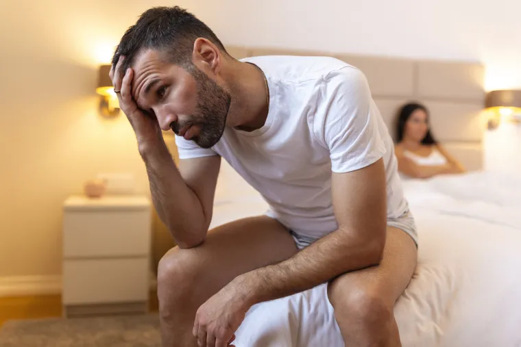 5. Čimbenici načina života i emocionalni poremećaji: Da biste postigli erekciju, prvo morate proći kroz ono što je poznato kao faza uzbuđenja. Ova faza može biti emocionalni odgovor. Ako imate emocionalni poremećaj, to može utjecati na vašu sposobnost da se seksualno uzbudite.