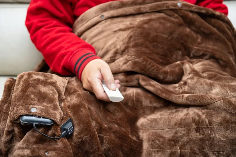 3. Kupite električnu deku: Električne deke mogu održati vaš krevet toplim, ali sigurnost je na prvom mjestu.