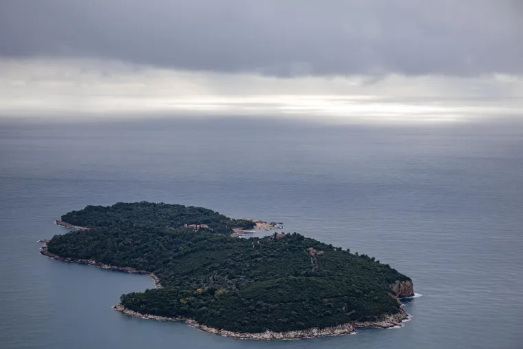 LOKRUM - Ovaj prekrasan otok blizu Dubrovnika ima dugu i mračnu prošlost. Služio je kao oaza plemićima i bogatašima, no donio im je samo smrt i patnju. Prokletstvo Lokruma očitovalo se i u suvremenoj povijesti kad je u samostanu snimljen duh. Ipak, vjerojatno su impresivniji događaji s kraja 19. i početka 20. Jedan od posjetitelja otoka bio je Ludovik II. Bavarski, koji je po povratku u domovinu svrgnut s prijestolja i proglašen ludim. Ništa bolje nije prošao ni austrougarski prestolonasljednik Rudolf, koji je na Lokrumu proveo medeni mjesec, da bi nakon toga po povratku u domovinu ubio svoju 17-godišnju ljubavnicu, a sebi pucao u glavu. No, vjerojatno je najpotresnija priča ona o Franji Ferdinandu, koji je prije odlaska na Lokrum ‘svratio’ u Sarajevo, gdje je na njega izvršen atentat, što je dovelo do Prvog svjetskog rata.
