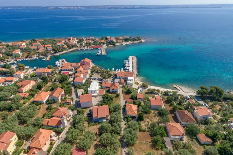 UGLJAN - Kuća ugljanskog ribara koji se jednog dana nije vratio s mora nadahnjivala je maštu brojnih ljubitelja strave koji su pričali o spodobi – navodno umrloj udovici – koja se ukazuje na balkonu. Stariji su mještani upozoravali klince da kuću zaobilaze u svojim biciklističkim avanturama, a prikaza se, prema mjesnim pričama, pojavljuje svaki put kad puše bura i kad je zima. Uz kuću je stajao oronuli sablasni brod, no u međuvremenu je dobila novog vlasnika te je potpuno renovirana.