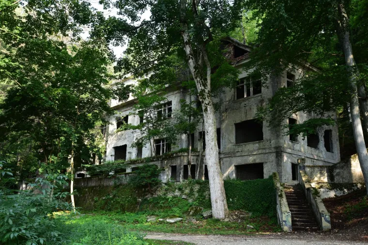 SANATORIJ BRESTOVAC - Na obroncima Medvednice smjestila se bolnica Brestovac, nekada najmodernija ustanova za liječenje bolesti dišnog sustava u ovom dijelu Europe, a sada ruševina. Gradnju je inicirao hrvatski liječnik i novinar Milivoj Dežman, koji je ludo volio poznatu zagrebačku glumicu Ljerku pl. Šram, a ona je bolovala od tuberkuloze. Prvi bolesnici ondje su primljeni 1909. godine, a među njima i Ljerka Šram, kojoj zagrebačka bolnica Brestovac (hrvatska verzija njemačke klinike Schwarzwald ) ipak nije pomogla. Umrla je od tuberkuloze i to Dežmanu na rukama. Priča se i kako su tamo partizani kad su oslobodili Zagreb pobili bolesne njemačke vojnike. Brestovac je radio sve do 1968. godine kad je donesena odluka o zatvaranju zbog promjena u zdravstvenom sustavu te zbog novih medicinskih metoda liječenja tuberkuloze. Prema navodima nekih posjetitelja koji nisu željeli izlaziti imenima u javnost, danas bolnicom Brestovac lutaju duhovi i osjeća se čudna energija. Postoji osnovana sumnja kako je riječ o duhu preminule Lady Šram.