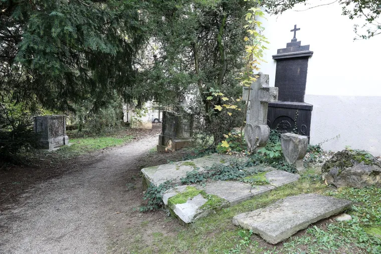 JURJEVSKO GROBLJE - Jurjevsko groblje, znano kao Kraj kestena, također obilaze duhovi. Drvena kapelica posvećena sv. Jurju spominje se 1377., ali prije toga na tom je mjestu bilo groblje za siromašne. Godine 1729. sagrađena je nova kapelica posvećen sv. Jurju s kriptom i proširenim grobljem uz nju. A 1825. godine gradski magistar odlučio je otkupiti vinograde s istočne i sjeverne strane starog groblja kako bi se dodatno proširili. Jurjevsko groblje zatvoreno je 1876., kad počinju pokopi na Mirogoju, nekadašnjem imanju Ljudevita Gaja, koji je također prvo pokopan na Jurjevskom groblju, a tek kasnije premješten u Mirogojske arkade. Sve su kosti premještene tek 1907., a mnogi vjeruju kako tim prostorom između Jurjevske ulice i Mlinarske ceste lutaju duhovi kojima je narušen vječni mir.