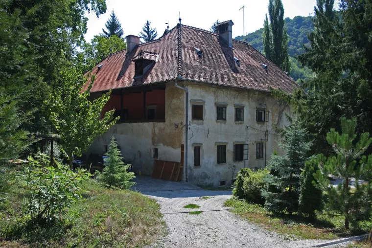 DVORAC PODOLJE - Sagrađen je  krajem 17. stoljeća, a prije nego što su ga je naslijedila obitelj današnjeg vlasnika, pripadao je kraljevskoj obitelji Habsburg. Dvorac je nekad bio stražarnica s koje se nadgledalo okolno područje. Iz potkrovlja se ponekad čuju čudni zvuci usred noći. Neki smatraju da je riječ o šišmišima, no vlasnik dvorca je uvjeren da su to duhovi, te smatra da u njemu već 400 godina živi duh. Valjalo bi posjetiti ovo mjesto i vidjeti ima li u ovim pričama istine.