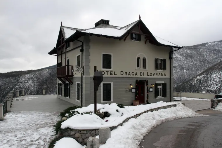 UKLETA KUĆA KOD LOVRANA - Nedaleko Lovrana u Lovranskoj Dragi nalazi se kuća iznad koje je nekoliko stotina metara visoka kamena hrid. Za vrijeme Austro-ugarske služila je kao hotel, no 1923. izgorjela je u požaru, a navodno ju je zapalio vlasnik zbog osiguranja. Nakon nekog vremena kuću je kupila jedna obitelj. Za vrijeme obnove kuće dogodilo se nešto neobično. Pijavica je digla krov i razbacala crjepove, ali ni jedna druga kuća u selu nije stradala. Nakon toga se vlasnik razbolio i umro. Idući vlasnik je također iznenada preminuo. Nakon toga ju je kupio novi vlasnik i krenuo u obnovu. No, dogodila mu se prometna nesreća u kojoj je smrtno stradao. Svoju smrt su tamo dočekali i češki turisti kada su se u kuću sklonili od kiše te ih je udario grom. Od kiše su se htjeli sakriti i opatijski poduzetnik i njegova ljubavnica. Kada su ušli u kuću začuli su smijeh, lupanje čaša i tanjura kao da su došli na zabavu. Od straha su pobjegli nazad u auto koji počeo klizati prema rubu duboke provalije. U trenutku kada su pomislili da je kraj, grom je udario u stijenu iznad kuće, a automobil je jurnuo prema cesti. Vjeruje se da u kuću obitavaju duhovi žena koje su bile mučene i ubijene u kući. Danas je ova kuća pretvorena u idiličan hotel koji se nalazi na osami, a vlasnici kažu da je ovo kuća dobrih duhova.