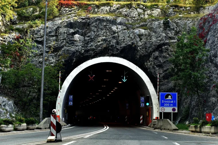 TUNEL UČKA - Od početka 1988. godine stanovnici Istre i Hrvatskog primorja bili su opsjednuti tajanstvenom ženom u crnom. U svjedočenjima s mjesta događaja reporteri su se pozivali na medicinsko osoblje Stanice za hitnu pomoć u Pazinu. Navodno su i oni vidjeli misterioznu neznanku. Zaustavljala je automobile koji su prolazili kod današnjeg tunela Učka. U razgovoru s vozačima proricala im je sudbinu, a potom bi tajanstveno nestajala iz automobila. Čak je i talijanska televizija snimila dokumentarac o ovoj pojavi, a kasnija nagađanja upućivala su na shizofrenu dvadesetogodišnjakinju iz Istre koja je lunjala uz cestu. U svakom slučaju, s gradnjom tunela kroz Učku fatalnoj tajnovitoj crnki gubi se svaki trag.