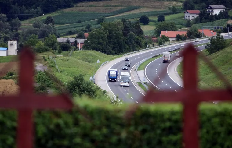 TUNEL SV. MARKA - Tunel koji se nalazi iza Karlovca sagrađen je ispod groblja, a kroz njega prolaze svi koji se voze autocestom Zagreb-Split. Ako pitate praznovjerne, upravo su groblje i nemirne duše glavni razlog prometnih nesreća koje se događaju u tunelu. No, prometni stručnjaci tvrde da je riječ o vlaženju ceste zbog konfiguracije terena.