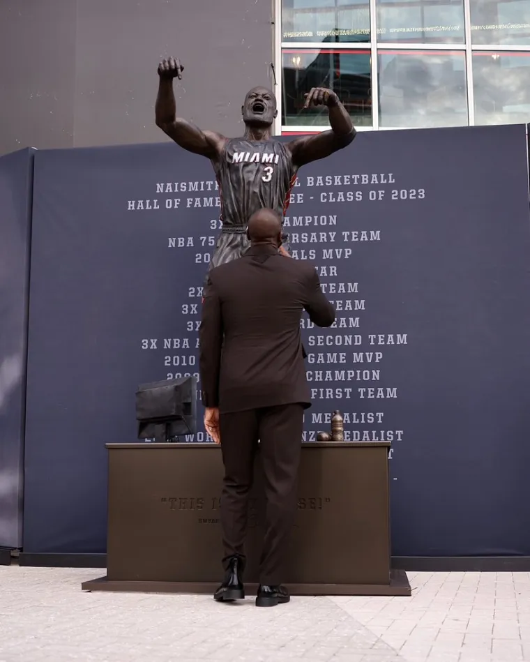 Dwyane Wade, jedan od najvećih bekova u povijesti košarke i osvajač triju NBA naslova je ispred dvorane Kaseya Center upriličio otkrivanje kipa kojom je Miami želio odati počast legendarnom D-Wadeu koji je 15 sezona nosio dres Heata i vodio ih do tri titule prvaka NBA lige.