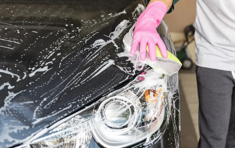 5. Isperite prije pranja - Nemojte nanositi sapunicu izravno na automobil prije nego što ga dobro isperete samo vodom. To će vam pomoći ukloniti svu prašinu prije nego počnete prati automobil.
