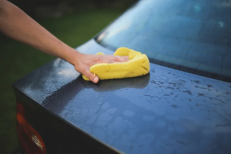 7. Ne koristite spužvu - One zadržavaju čestice prljavštine koje mogu izgrebati vaš automobil. Umjesto toga upotrijebite rukavicu za pranje automobila od mikrovlakana.