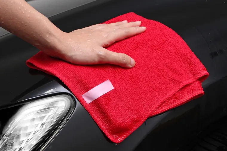 Također, za sušenje automobila najbolje je koristiti ručnik od mikrovlakana.