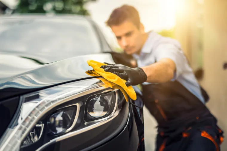 10. Tretirajte plastiku prije voskanja - Obavezno obradite plastične obloge prije voskanja i poliranja automobila. Vosak može obojiti plastiku, stoga prvo nanesite proizvod za obnavljanje, ako možete, i izbjegavajte njihovo dodirivanju ​​tijekom poliranja.