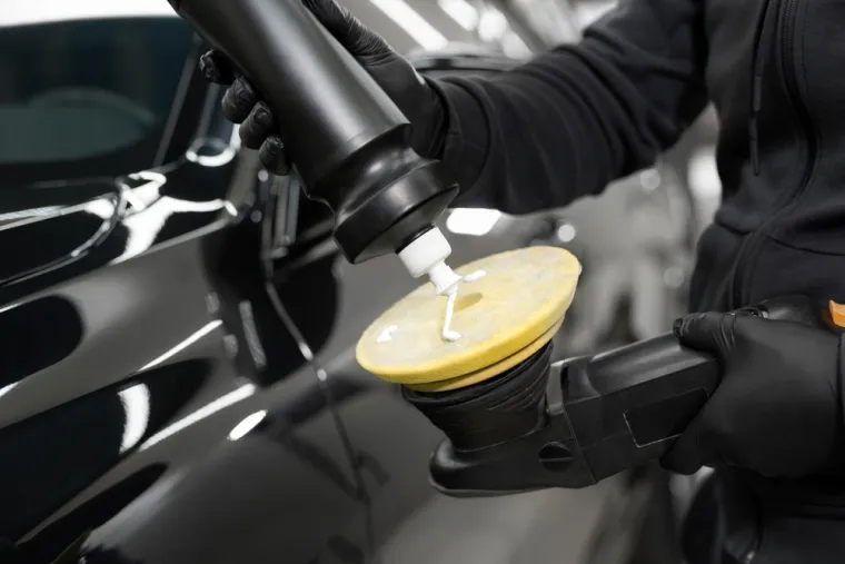 11. Nanesite sintetički vosak - Ovo je tajna kako će vaš automobil zaista zablistati. To će mu dati onaj ultra sjajni izgled. Riješite se zamućenosti od voska kružnim pokretima ručnikom od mikrofibre.