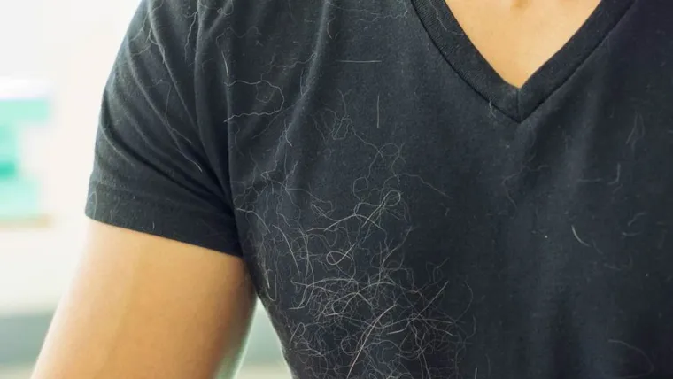 16. Rije&scaron;ite se dlaka kućnih ljubimaca - Pri tome upotrebite balon. Protrljajte ga kako biste stvorili statički elektricitet. To će pomoći u uklanjanju dlaka kućnih ljubimaca. Ako nemate balon pri ruci, slične rezultate možete postići i rukavicom od lateksa.