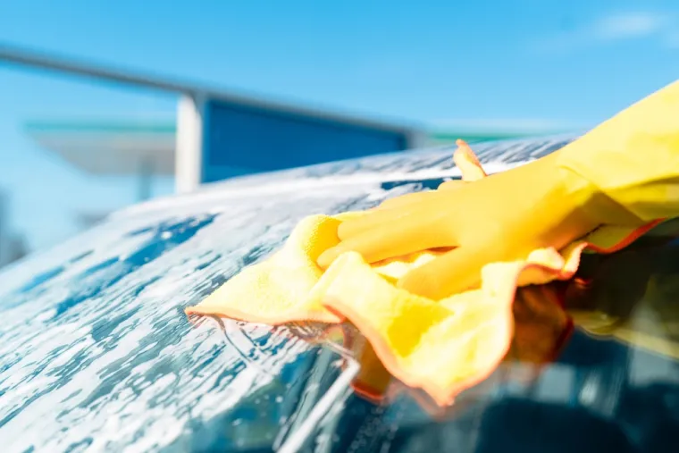 21. Očistite staklo zadnje kod či&scaron;ćenja unutra&scaron;njosti - Sačuvajte či&scaron;ćenje prozora za kraj. U protivnom bi ga, na primjer, mogli zaprljati svi drugi proizvodi koje nanesete na upravljačku ploču.