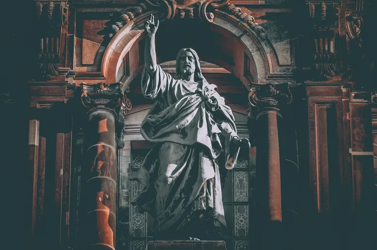 Čini se da i Evanđelja podupiru ovu ideju. Marko 6:3 glasi: &quot;Nije li ovo drvodjelja, sin Marijin, brat Jakovljev, i Josijev, i Judin, i Šimunov?&quot;. Ipak, neki se teolozi ne slažu s tim, uključujući ranokršćanskog pisca Origena, koji je rekao da &quot;sam Isus nigdje u evanđeljima koje crkve prihvaćaju nije opisan kao tesar&quot;.