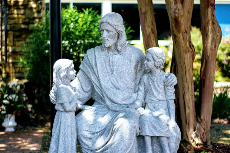 2. Isus se oženio i imao djecu - U knjizi &quot;The Lost Gospel&quot; autori Barrie Wilson i Simcha Jacobovici tvrde da je Isus oženio Mariju Magdalenu i imao djecu tijekom izgubljenih godina.
