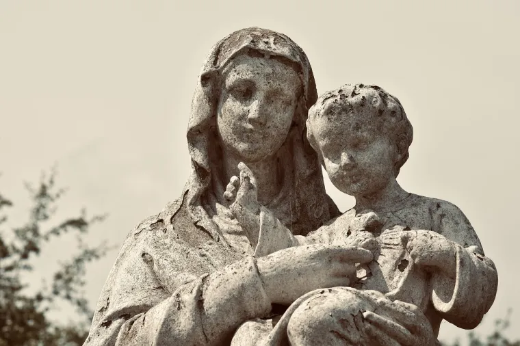 Postoje i drugi izvori koji upućuju na to da je Isus možda bio oženjen, a najpoznatiji je egipatski papirus iz 4. stoljeća koji sadrži Isusov citat koji govori o njegovoj ženi. Papirus, napisan na arhaičnom koptskom jeziku, sadrži izraz &quot;Isus im reče: &apos;Žena moja...&apos;.&quot;
