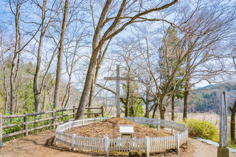 Prije nego &scaron;to se to moglo dogoditi, pobjegao je iz Judeje i vratio se u Shingo, gdje je umro kada je imao 106 godina. Danas u Shingou tvrde da je to Kristov grad, a svake godine tisuće ljudi posjećuju navodnu grobnicu Isusa Krista.