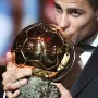 Inače, što se tiče detalja i informacija sa Zlatne Lopte France Footballa, prvi dobitnik Ballon d’Or.a je postao Britanac Stanley Matthews koji je slavio ispred Alfreda Di Stefana i Raymonda Kope. Rekorder je Argentinac Lionel Messi koji je slavio čak osam puta. Portugalac Cristiano Ronaldo osvojio je ovu nagradu pet puta, a Michel Platini, Johan Cruyff i Marco van Basten po tri puta. Na slici Rodry ljubi nagradu Zlatne lopte na ceremoniji Ballon d’Or-a.