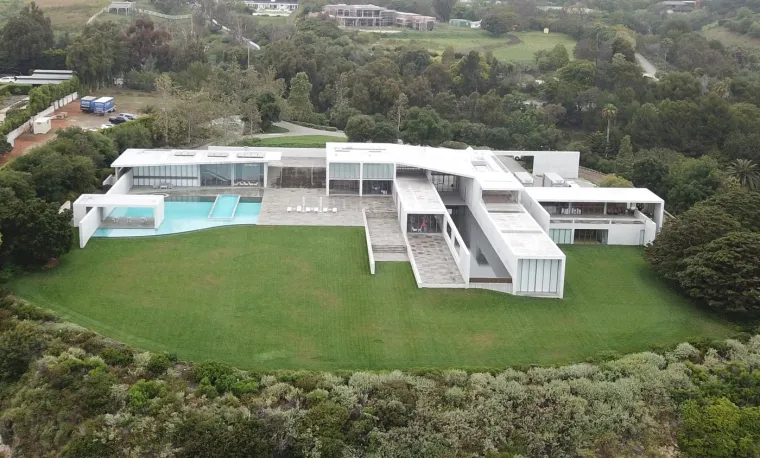Glazbeni moćni par Beyoncé i Jay-Z nedavno su kupili vilu u Malibuu vrijednu nevjerojatnih 174 milijuna €. Ova arhitektonska perla djelo je poznatog japanskog arhitekta Tadaa Anda i prostire se na više od 3.700 kvadratnih metara.
