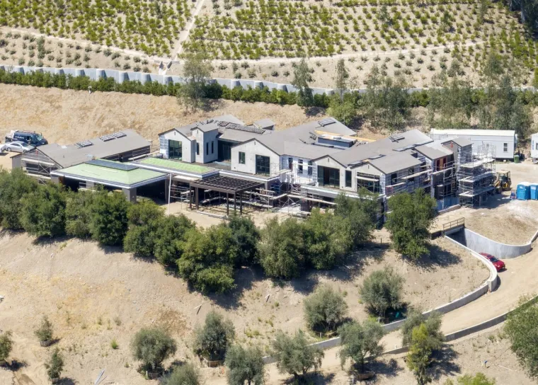Mlada poduzetnica Kylie Jenner vlasnica je impresivne vile u ekskluzivnom kvartu Hidden Hills vrijedne oko 43 milijuna €.
