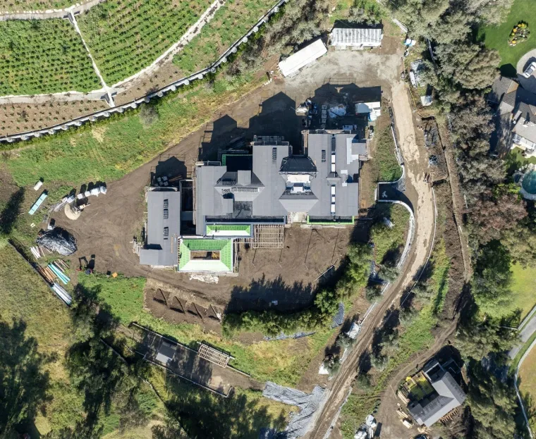 Jenner je poznata po svom luksuznom stilu života koji se odražava u interijeru s mnogo mramora, kristalnih lustera i dizajnerskog namještaja. Vanjski prostor uključuje infinity bazen, jacuzzi i prostrani vrt.
