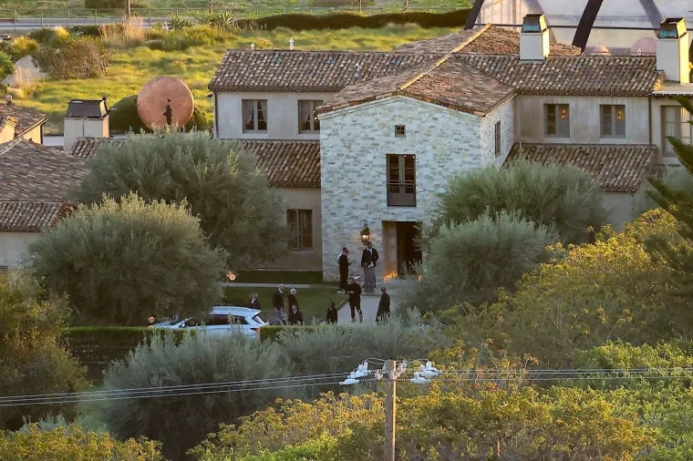 Ova mediteranska vila prostire se na vi&scaron;e od 930 kvadratnih metara i uključuje pet spavaćih soba, sedam kupaonica, kino dvoranu, vinski podrum i dvostaznu kuglanu. Gaga je poznata po svom eklektičnom stilu koji se odražava u interijeru s mnogo umjetničkih djela i jedinstvenih dekorativnih elemenata.
