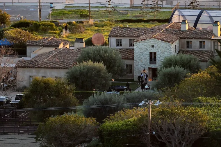 Vanjski prostor uključuje bazen, konju&scaron;nice i prostranu terasu s pogledom na ocean.
